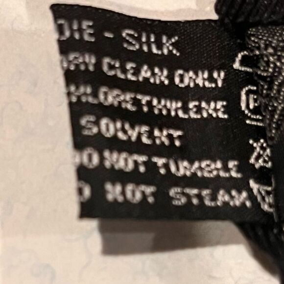 Gianni Versace Black and Gold Silk Tie with Dual Patterns - Picture 6 of 8